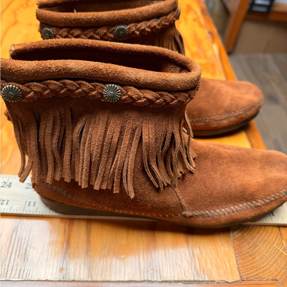 Minnetonka Ankle Moccasins Size 9 Womens Suede Leather Fringed Studs Zip Up Back - Picture 11 of 14